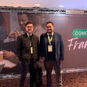 Christopher Coopman y Eduardo Araneda de ihosting en Enlaces Comerciales 2025, posando en la Zona Grandes Compradores del evento organizado por la Cámara de Comercio de Santiago.